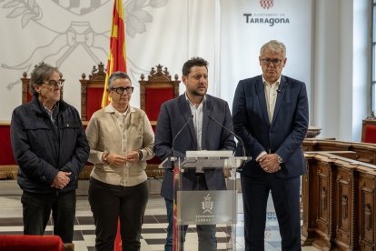 El alcalde Viñuales, junto a la edil Mascaró, ayer, con los dos concejales de Junts per Catalunya.