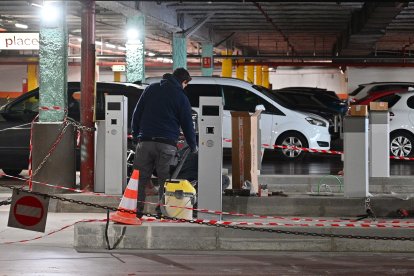 Los operarios ya han instalado las barreras en los accesos.