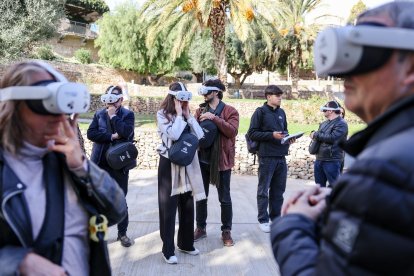 Las gafas muestran imágenes de realidad virtual de 360 grados. Son muy sensibles y no les puede tocar el sol.