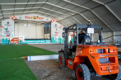 Muntatge de la carpa que acollirà el festival de música del Calçofest.