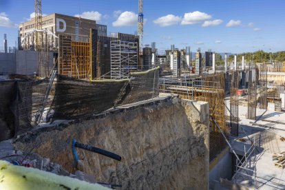 El edificio principal de lo que debe ser el nuevo Hospital Joan XXIII ya empieza a levantarse.