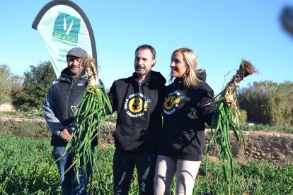 D'esquerra a dreta, el president de la IGP Calçot de Valls, Isidre Coll; el xef Eduard Xatruch; i l'alcaldessa de Valls, Dolors Farré.
