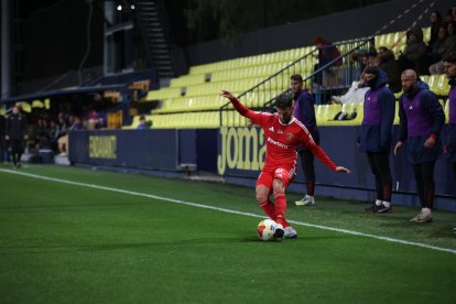 Moi Delgado centra en la banda del Villarreal 'B'.