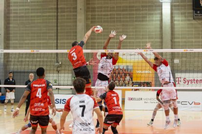 Un remate de Julián García-Torres.