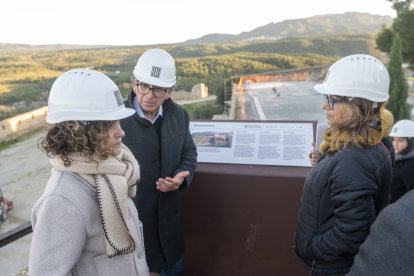 La consellera de Cultura, Sònia Hernández Almodóvar, l'arquitecte Carles Brull i Carme Bergés, cap de l’Àrea de Monuments i Jaciments de l’Agència Catalana del Patrimoni Cultural.