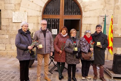 Els familiars, amb les Stolpersteine, ara ja col·locades a les portes del darrer domicili de les víctimes.