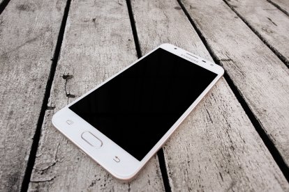 Un teléfono móvil.