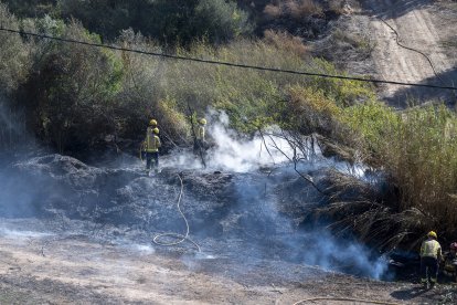 Un bomber, durant les tasques d’extinció d’un incendi.