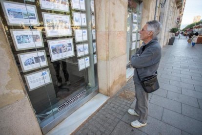 Escaparate de una agencia inmobiliaria de Tarragona, en una imagen de archivo.