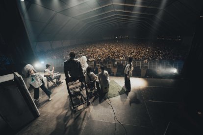 Figa Flawas actuant al festival Calçofest, amb la carpa completament plena.