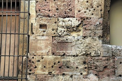 Esta pared de la Sala Axial, de época romana, tiene más de 1.000 agujeros que sirvieron para sujetar las placas de mármol.