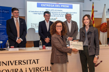 Elisabet Pujol, una de las becadas, recoge el diploma durante la ceremonia de entrega de estas becas.