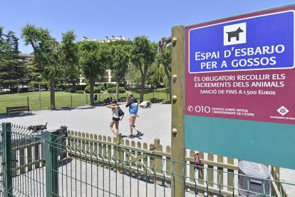 Usuarios de uno de los espacios para perros con los que cuenta la ciudad de Reus.