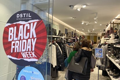 Fotografía de archivo de un negocio de Reus con un anuncio del Black Friday.