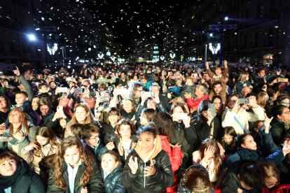 Decenas de personas en la plaza de Font-