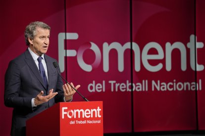 El presidente del PP, Alberto Núñez Feijóo, durante la conferencia que ha pronunciado en la sede de la patronal catalana Foment del Treball.