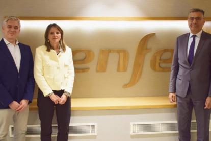 De derecha a izquierda, José María Chavarría, consejero delegado de Hife; Sonia Velamazán Regaño, gerente de Promoción Comercial y Acuerdos Estratégicos de Renfe; y Javier Fernández Rodríguez, director Comercial y de Marketing de Renfe