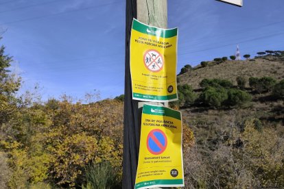 Carteles que avisan de que Collserola es una zona de vigilancia para la peste porcina africana.
