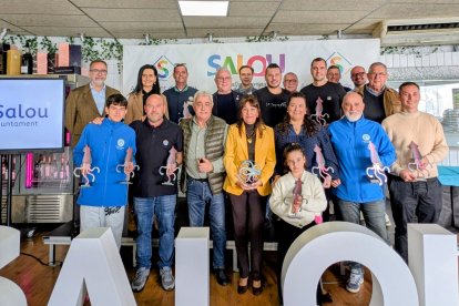 Foto de familia con los ganadores de la 50ª edición de la Festa del Calamar de Salou.