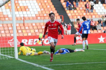 Pau Fernández marca el 2-0 ante el Hércules en el Nou Estadi.