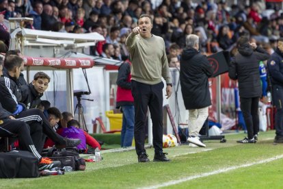 Parralo en la banda del Nou Estadi ante el Hércules.