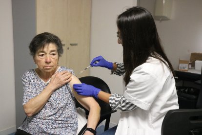 Una mujer vacunándose.