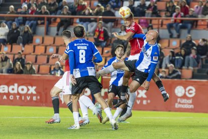 David Alba remata un balón ante el Hércules.