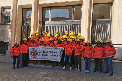 Los bomberos voluntarios, este miércoles delante del Palau de Justícia de Tarragona.
