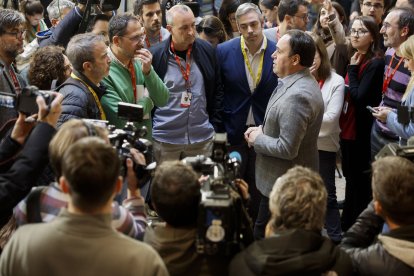 El nuevo president de la Generalitat, Juanfran Pérez Llorca, conversa con los medios durante el acto en el que ha anunciado la composición de su gobierno, este miércoles en el Palau de la Generalitat.