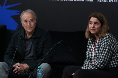 Serrat y la periodista Anna Guitart.