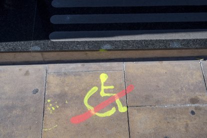 Per tota la ciutat han aparegut aquests pintades als locals no accessibles