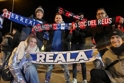 Aficionados del Reus y la Real Sociedad disfrutando juntos de la previa.