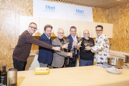 El sumiller de Les Vinyes del Convent, Toni Trullols; Jorge Piera, representante de la AEHT;el alcalde de Salou, Pere Granados;Carlos Amil, director comercial y de marketing del ‘Diari’; el chef Edu Cuesta, de Gastro Bar Mrkt; y el presentador de toda la gira, Marc C. Griso.
