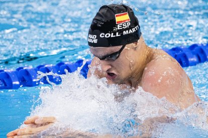 Carles Coll, nadando la braza.