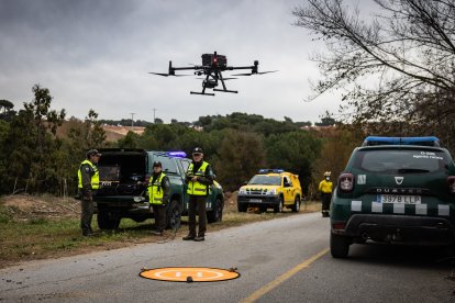 Agents Rurals hacen uso de un dron para investigar la zona cero de la peste porcina en Collserola
