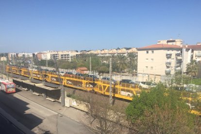Un tren de mercancías a su paso por El Vendrell.
