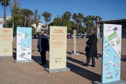 Inauguració de la mostra a la plaça 1 d'octubre de la Ràpita.