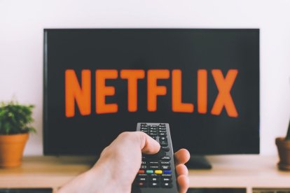 Pantalla de televisión con el logo de Netflix, en una imagen de banco de imágenes