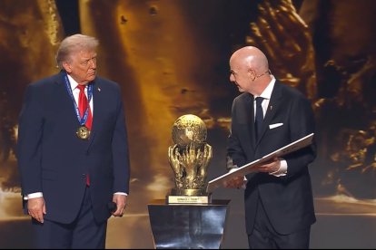 Donald Trump, recibiendo el premio otorgado por la FIFA.