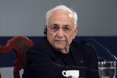 Fotografía de archivo, tomada el 23/10/2014 en Oviedo, del arquitecto estadounidense Frank Gehry, autor del Museo Guggenheim de Bilbao