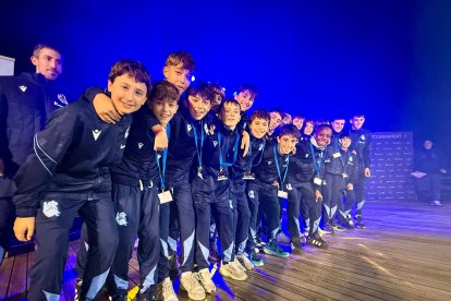 La plantilla de la Real Sociedad, durante el desfile inaugural.