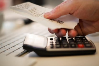 El Ministerio de Hacienda ha aplazado un año la entrada en vigor del nuevo sistema de verificación de facturas para pymes y autónomos.