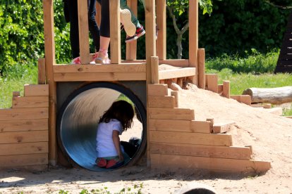Niños jugando en el patio de la escuela