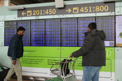 Imagen de dos usuarios en el aeropuerto de El Prat