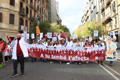 Cientos de médicos han salido este martes al centro de Barcelona en una manifestación en defensa de una sanidad “pública y de calidad”