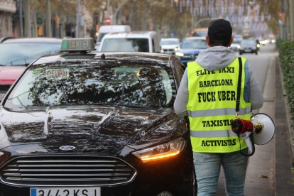 El portavoz de Élite Taxi, Tito Álvarez, con un chaleco que señala a Uber instantes antes de cortar la Gran Via