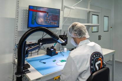 Sala blanca de Sateliot en su Centro Europeo de Desarrollo de Satélites 5G de Barcelona.