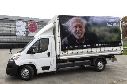 Un camión convertido en escaparate literario recorre Budapest.