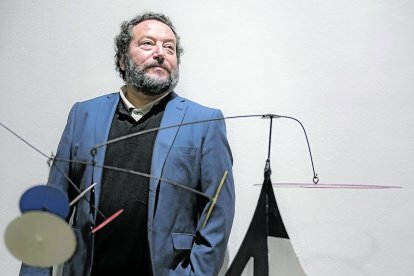 El comisario Julio Niebla con la pieza ‘Sin título’ (Móvil), de Manuel Marín.