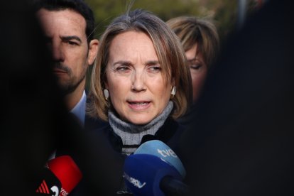 La vicesecretaria del PP, Cuca Gamarra, atiende a la prensa desde Terrassa